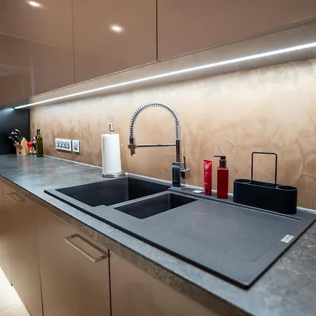 Luxury Rooftop With Fantastic Views *