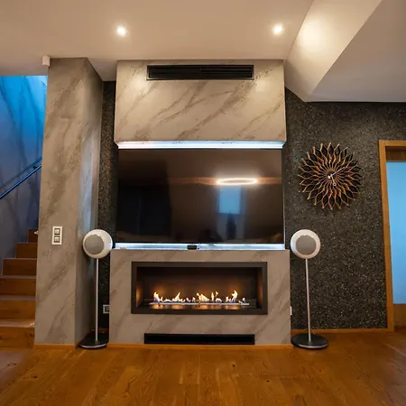 Luxury Rooftop With Fantastic Views *